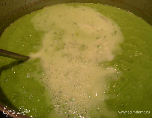 Превращаем суп в пюре, при желании добавляем немного молока или сливок. 
