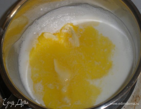 Молоко вскипятить, снять с огня, добавить масло и сахар. Когда смесь станет тепло - добавить дрожжи и дать им настояться около 20 минут. 