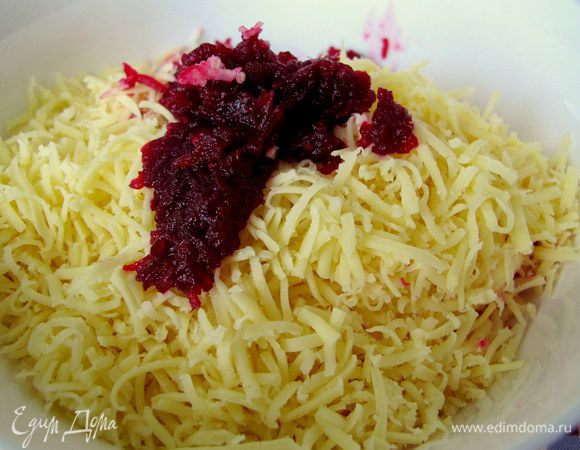 Сыр натереть на мелкой терке, добавить чеснок, пропущенный через пресс. Натереть свеклу. Можно добавить только свекольный сок.