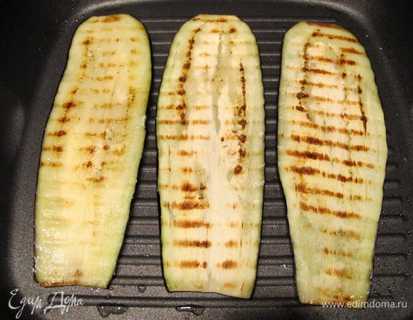 Смыть с баклажан соль, обсушить бумажным полотенцем и обжарить на растительном масле до приятного золотистого цвета.