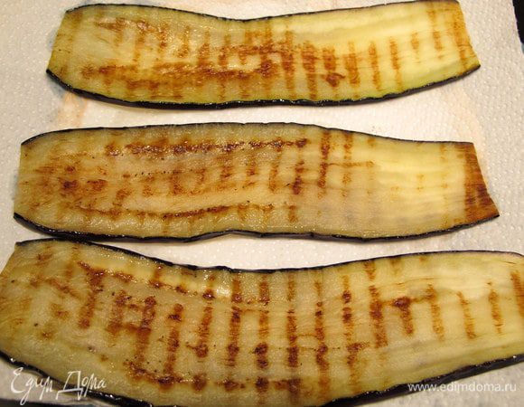 Остудить баклажаны на бумажном полотенце. 