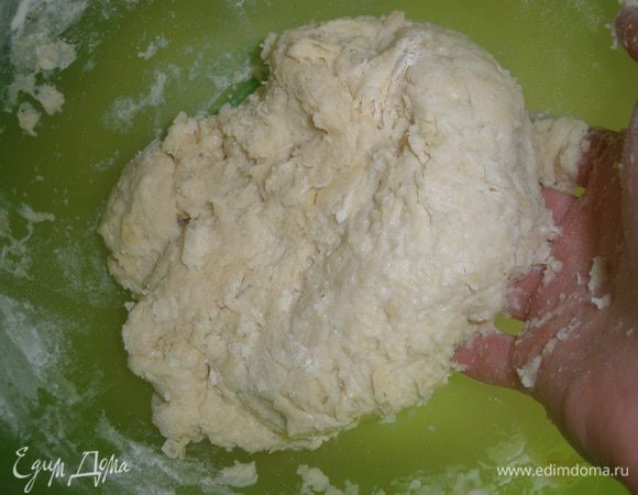 Добавить соль, муку, белок и замесить мягкое тесто. 