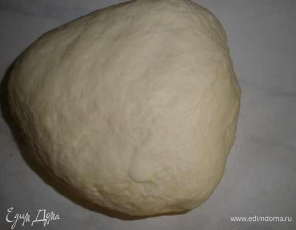 Переложить тесто на стол и вымесить гладкое и очень эластичное тесто. Оно не должно липнуть к рукам. Вообще тесто очень приятное в работе, отлично месится. Переложить в большую миску, накрыть полотенцем и оставить в теплом месте на 1 час. Тесто должно увеличится вдвое. 