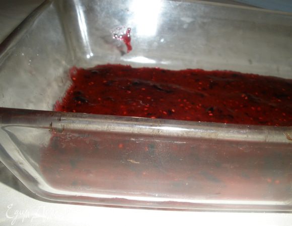 Духовку разогреть до 150 градусов. Выложить варенье на дно формы. 