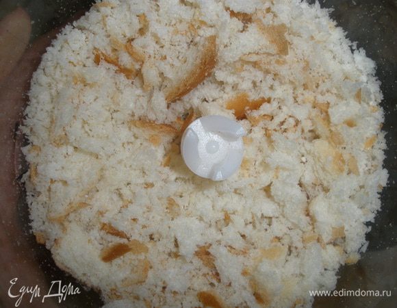 Хлеб изрубить в крошку блендером. 