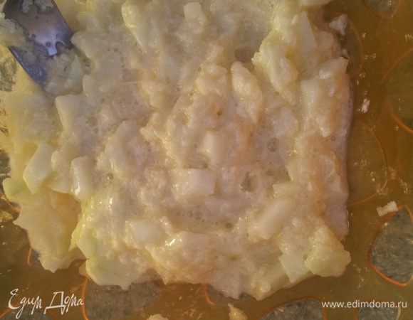 Добавляем слегка взбитое яйцо, молоко и яблоки. Перемешиваем.