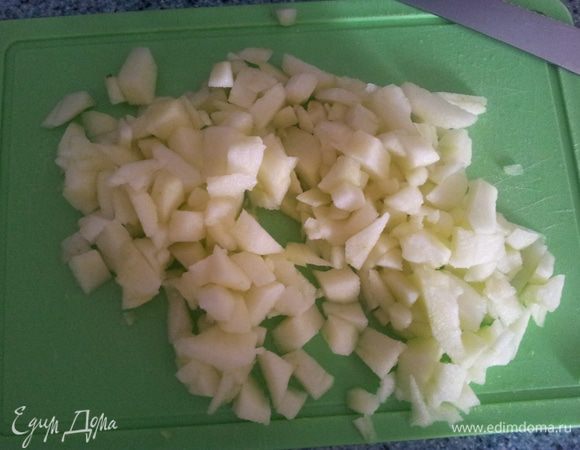 Яблоки моем, чистим и мелко режем. Брызгаем лимончиком, пока делаем тесто.