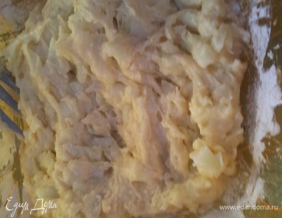 В нашу массу добавляем муку и вымешиваем тесто.