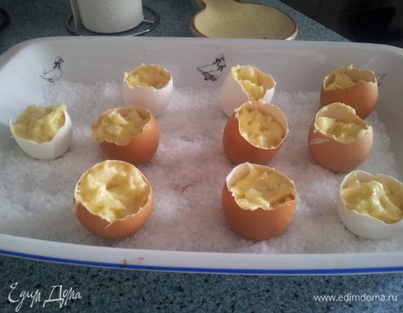 А сейчас выкладываем наше тесто в скорлупу и ставим в удобную форму для запекания. Я в форму насыпала морской соли и сформировала горочки, поставила туда яйца, чтобы не упали.