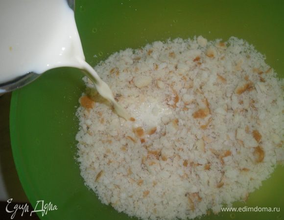 3 яйца разделить на белки и желтки. Белки убрать в холодильник. Желтки смешать с четвертым целым яйцом, добавить молоко, 85 гр сахара. Все взбить все вместе. Влить эту смесь в хлеб. Все перемешать. 