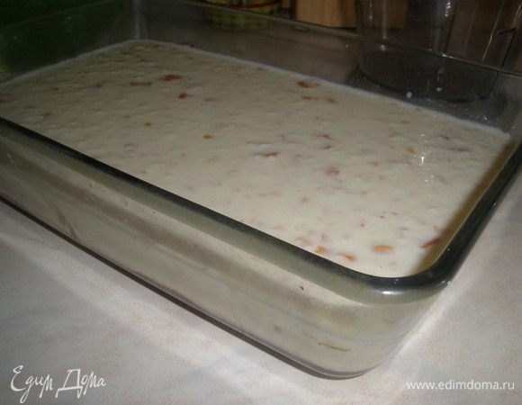 Выложить молочно-яичную смесь на варенье. Делать надо это очень аккуратно чтобы слои не смешивались. Поставить в разогретую духовку на 1 час. 