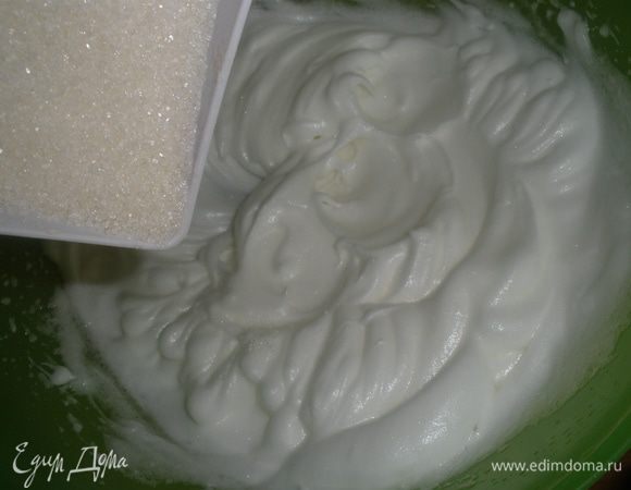 Охлажденные белки взбить до очень крепких пиков с щепоткой соли. Постепенно ввести оставшийся сахар (если вы не любите сладкое или у вас сладкое варенье то достаточно 80 гр, у меня весьма кислое варенье было). Должна получится плотная и блестящая белая смесь. 