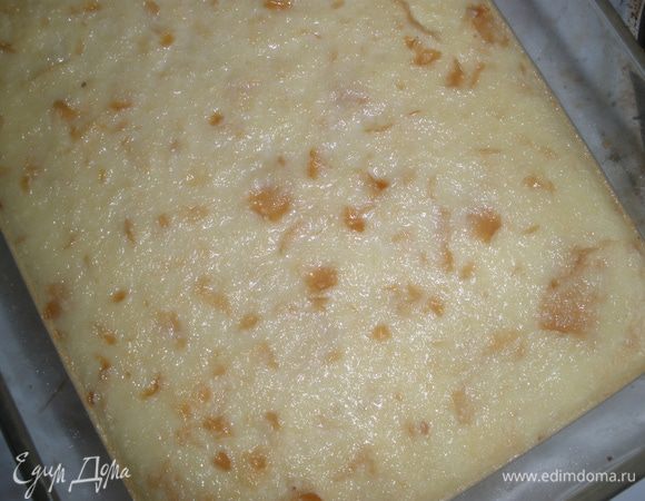 Достать запеченную молочно-яичную смесь. Она будет румяного золотистого цвета и немного трястись. 