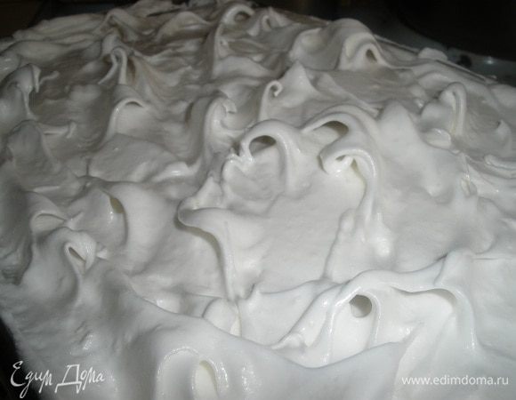 Аккуратно выложить на нее белки. Ложкой сделать холмики для красоты. Выпекать еще 30-40 минут при 150 градусах. Меренга сверху станет плотной и бежевого цвета, а внутри белой и мягкой. 