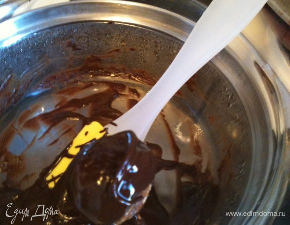 с помощью зубочисток или деревянных шпажек обмакнуть шарики в шоколаде.