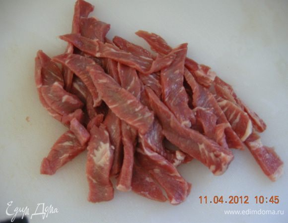 Начнем с говядиниы.Берите мягкие части , например вырезку. У меня был один мраморный стейк (Rib Eye). Мясо надо положить на минут 30 в морозилку чтобы нам было легче его резать на тонкие полосочки. 
Нарезаное мясо положить в пластиковую емкость. Приготовить маринад - чеснок , лук и имбирь натереть на мелкой терке, добавить остальные ингредиенты и вылить в контейнер с мясом. Перемешать и отправить в холодильник на 1 час (можно мясо подготовить накануне).