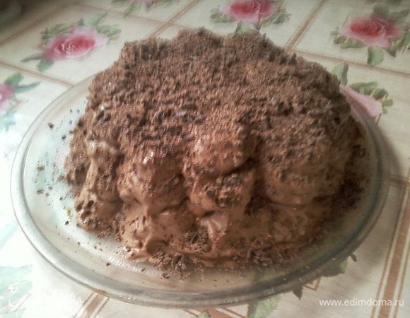 пряники разрезать по горизонтали, сметану смешать с пудрой.и какао Каждый пряник полность макаем в сметану и выкладываем слоями, пустоты заполняем обломками пряников, прослаивая кружочками банана и так до конца. Сверху тертый шоколад. Отправить в холодильник на ночь для пропитки. Вкусный тортик получается и по вкусу никто не догадается что он из пряников -  тесто получается однородным