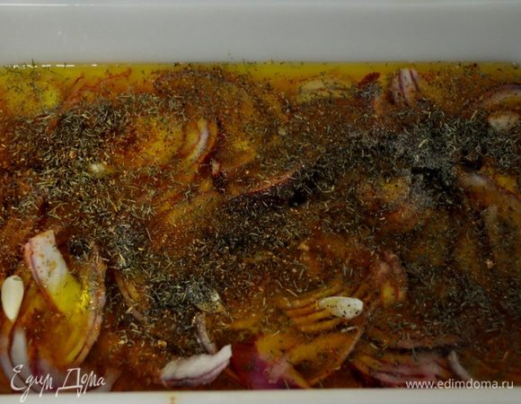 Смешать в блюде или в целлоф. пакете  лук,кориандр,уксус, олив. масло,лайм и лимон.сок, корич. сахар, цедра, чеснок,соль и перец.