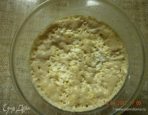 Молоко подогреть и развести в нем дрожжи. Добавить 1 ч.ложку сахара и 2 ст.ложки муки, хорошо перемешать и накрыть, поставить в теплое место на 30 минут.
