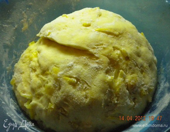 Соединить тесто с цукатами, скатать в шар и присыпать мукой. Накрыть полотенцем и поставить в теплое местона 1,5-2 часа. Затем подошедшее тесто обмять и оставить еще на 1,5 часа.