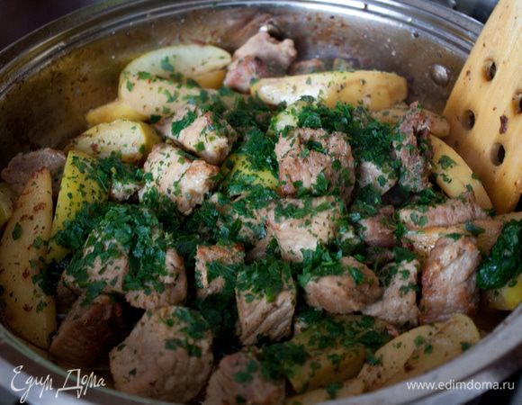 мясо порезать на ровные кубики 5\5, в вокке поджарить 5 минут до золотистой корочки, добавить дольки айвы, посолить и поперчить и тушить до готовности айвы ( должна стать мягкой). перед подачей украсить зеленью. 