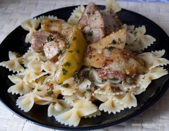 Можно подавать без гарнира, его заменит сочная айва или в качестве гарнира использовать макарошки! Бон аППети ;)