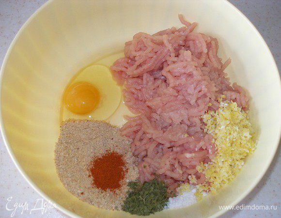 Смешать все ингредиенты для фрикаделек, кроме муки. 