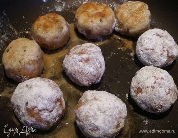 Формировать небольшие фрикадельки, обваливать их в муке и поджаривать с каждой стороны по 1-2 мин.