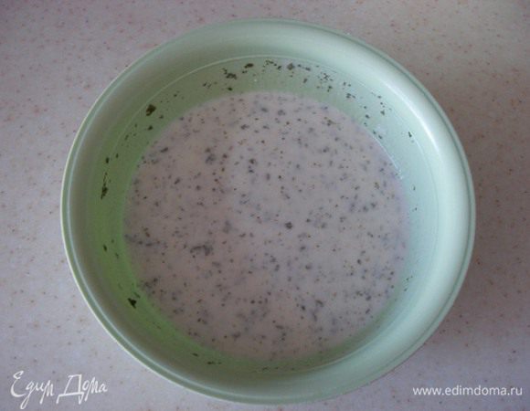 Смешать все ингредиенты для соуса. Можно уже подавать поджаренные фрикадельки (если подольше их жарить), просто полив готовым соусом ...