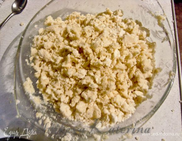 Мелко нарубить масло, добавить муку, сахар, соль, розмарин и растереть руками до образования крошки. 
