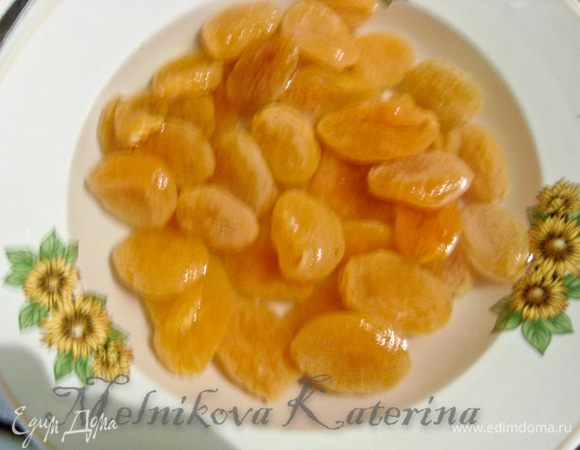 Тем временем замочить курагу на 5-7 минут в кипятке. 