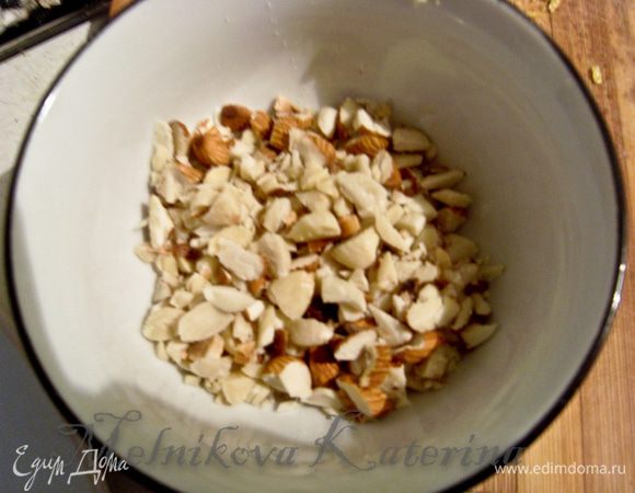 Не очень мелко нарубить орехи.  