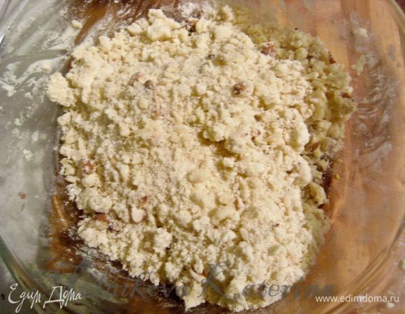 Для штрейзеля нарубить масло, добавить сахар, муку, орехи. Растереть все до крошки. 