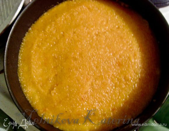 Достать основу из духовки, выложить на нее ровным слоем начинку из кураги. 