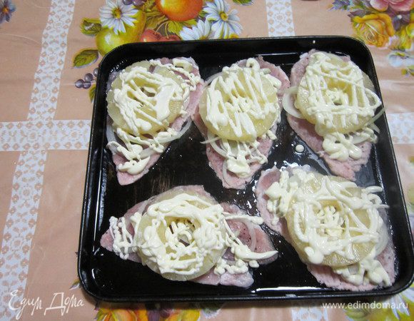 Далее кладём кольца ананаса и поливаем майонезом.