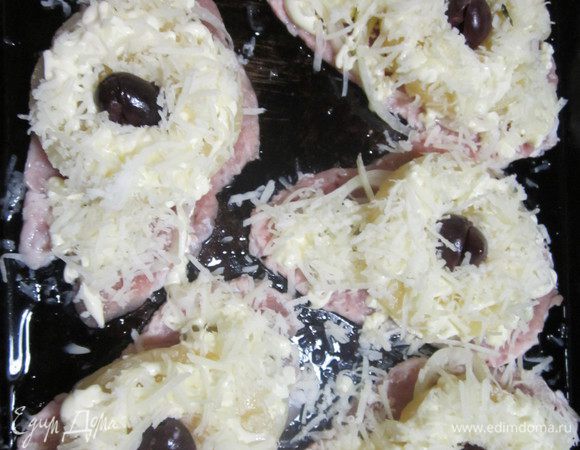 Посыпаем тёртым сыром. В средину ананаса кладём маслину. Запекаем 30 минут при температуре 180 градусов.