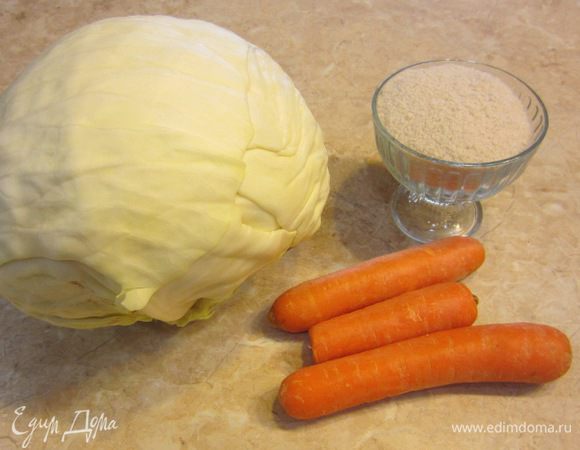 Основной принцип приготовления капусты - разминание капусты до такого состояния, чтобы выделился сок. Что это дает? Результат парадоксален! Капуста наоборот становится более сочной и хрустящей, по сравнению с другими вариантами заквашивания. Второй момент (касается любого заквашивания) - не дать доступ воздуху (а точнее кислороду) к капусте. И третий (по номеру, но не по важности) - использование КРУПНОЙ НЕЙОДИРОВАННОЙ СОЛИ. Крупная соль лучше и равномернее растворяется. Йодированная соль портит капусту, делая ее мягкой и невкусной. Кроме того, зачастую в капусту добавляют сахар или мед, но я не вижу в этом необходимости (тем более, что первоначальный рецепт не предусматривает этого). Итак!