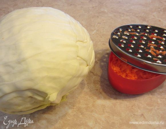 Почистите морковь. Натрите ее на крупной терке. Удалите "плохие" листья с кочана капусты.