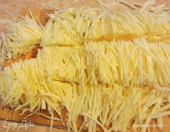 У меня получились очень длинная соломка, поэтому я разрезал ее на две или три части (в зависимости от длины).