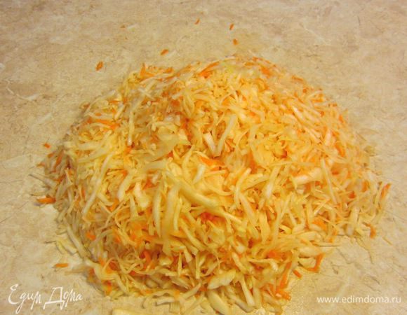 А теперь самое сложное. Необходимо очень тщательно и сильно размять капусту. Я перетираю капусту между пальцев, мну ее как тесто, перемешиваю и снова мну. Времени уходит минут пятнадцать. И хоть я достаточно здоровый мужик, все равно эта процедура дается тяжело. Главная задача - чтобы капуста дала сок, причем достаточно много. Кроме того, проследите, чтобы вся капуста была промята, иначе у вас получится разная капуста.