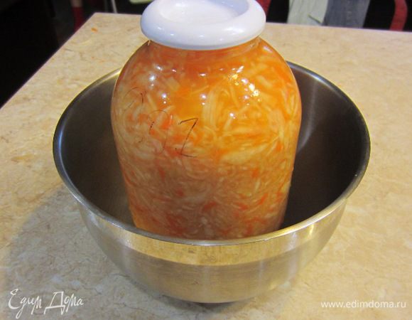 Если у вас достаточно большой велок, то он полностью поместится в банку. И не переживайте, что банки не хватит. Вы утрамбуете всю капусту, которая у вас имеется. Выровняйте сверху слой капусты. Долейте выделившийся сок, чтобы полностью закрыть капусту соком.
У меня есть специальные крышки, не плотно закрывающие банку. Накройте такой крышкой, поставьте в емкость, т.к. часть сока выльется из банки (из-за выделяющегося углекислого газа). Оставьте всю конструкцию при комнатной температуре на три дня.