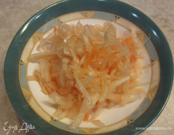 Теперь готовим капусту к подаче. Вилкой достаньте столько капусты, сколько вам нужно. Обязательно выровняйте поверхность оставшейся в банке капусты, чтобы доступ к воздуху был минимален. 