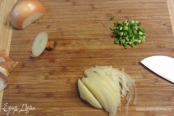 Лучше всего капусту подавать с репчатым и зеленым луком. Можно добавить зеленый горошек. Нарежьте репчатый лук как можно тоньше. Нарежьте зеленый лук.
