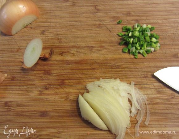 Лучше всего капусту подавать с репчатым и зеленым луком. Можно добавить зеленый горошек. Нарежьте репчатый лук как можно тоньше. Нарежьте зеленый лук.