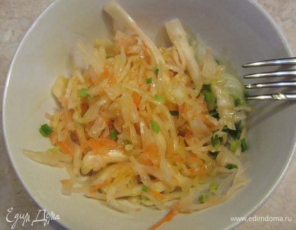 Смешайте лук и капусту. Полейте оливковым или горчичным маслом (в Волгограде очень распространено горчичное масло).