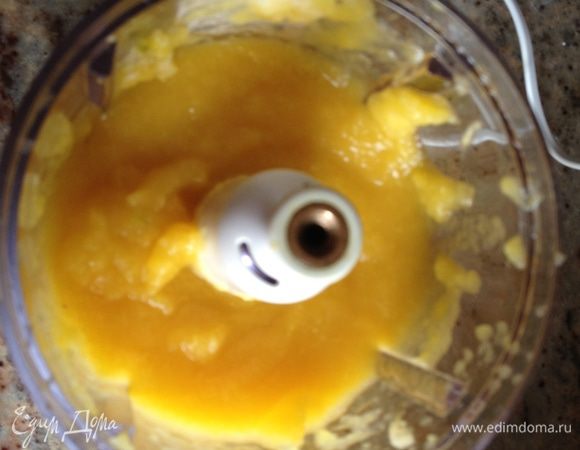 мякоть манго взбить , замочить желатин в холодной воде.