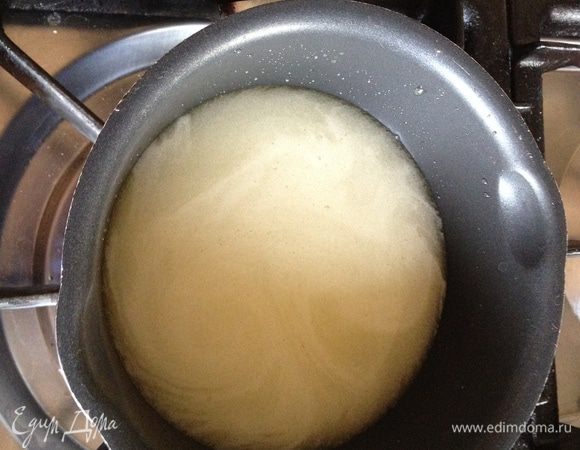 перемешать желток с сахаром и белым вином и подогреть, добавить желатин к теплой смеси и  перемешать.