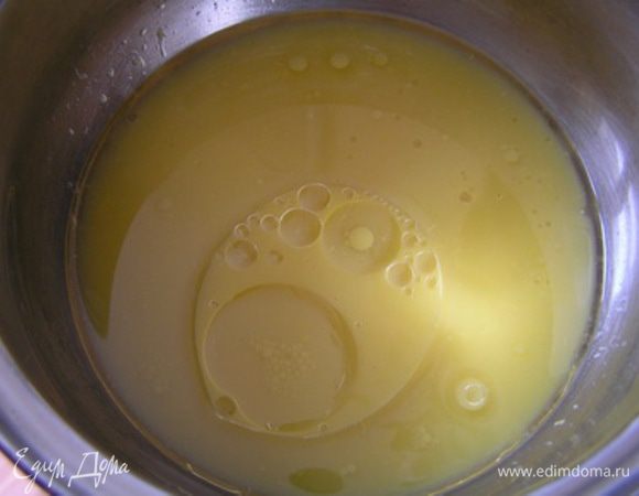 Приготовить тесто. Смешать сок (или воду) с растительным маслом и сахаром.