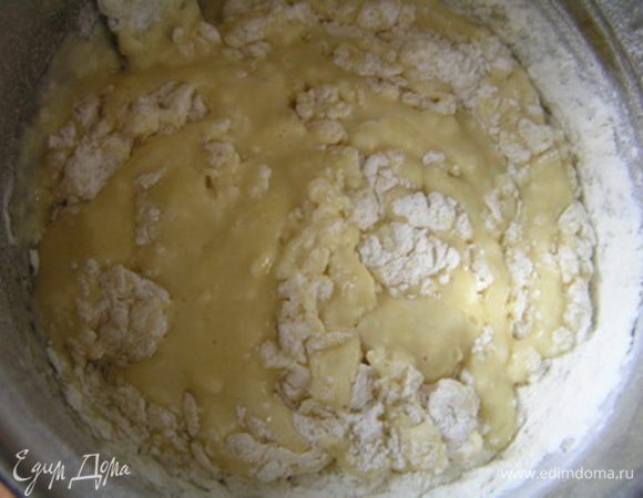 В отдельной посуде муку смешать с солью и разрыхлителем, постепенно добавляя сухие ингредиенты к жидким, 