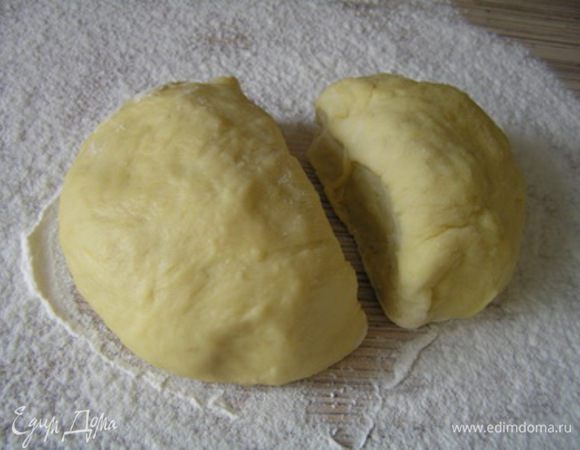 Затем достать тесто из холодильника, разделить на 2 неравные части.